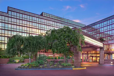 Photo 2 - DoubleTree by Hilton New York LaGuardia Airport