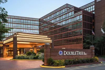 Photo 2 - DoubleTree by Hilton New York LaGuardia Airport