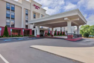 Photo 2 - Hampton Inn Hendersonville