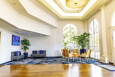 Photo 4 - La Quinta Inn & Suites by Wyndham Sarasota Downtown