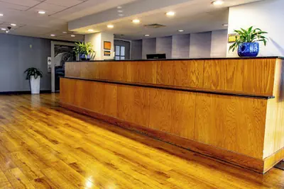 Photo 5 - La Quinta Inn & Suites by Wyndham Sarasota Downtown