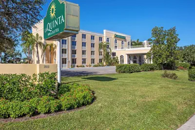 Photo 2 - La Quinta Inn & Suites by Wyndham Sarasota Downtown