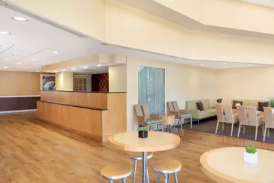 Photo 3 - La Quinta Inn & Suites by Wyndham Sarasota Downtown