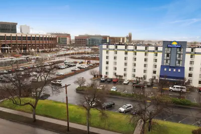 Photo 2 - Days Hotel by Wyndham University Ave SE