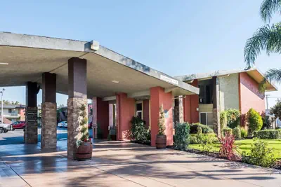 Photo 2 - Days Inn & Suites by Wyndham Lodi
