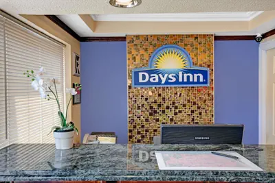 Photo 3 - Days Inn by Wyndham San Francisco - Lombard
