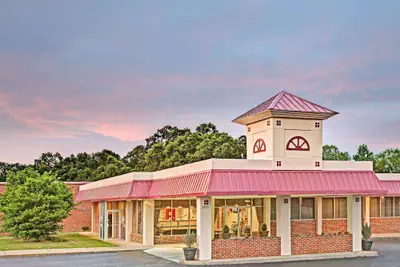 Photo 2 - Super 8 by Wyndham Gaffney