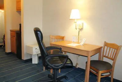 Photo 3 - Days Inn & Suites by Wyndham Bridgeport - Clarksburg