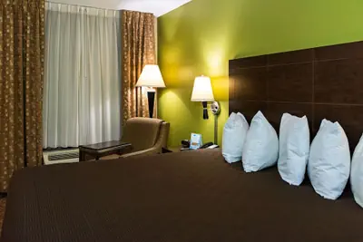 Photo 5 - Rodeway Inn & Suites Clarksville near Governors Square Mall