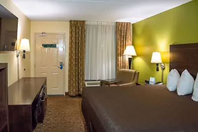 Photo 4 - Rodeway Inn & Suites Clarksville near Governors Square Mall