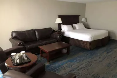Photo 4 - Ramada by Wyndham Cleveland Independence