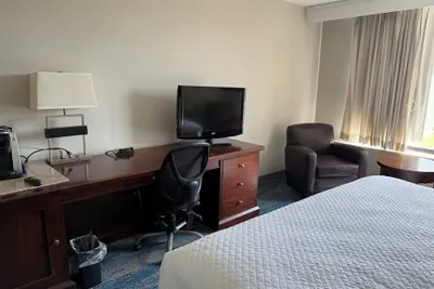 Photo 5 - Ramada by Wyndham Cleveland Independence