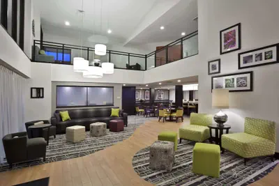 Photo 4 - La Quinta Inn & Suites by Wyndham Detroit Metro Airport