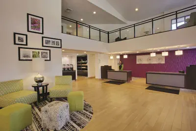 Photo 3 - La Quinta Inn & Suites by Wyndham Detroit Metro Airport