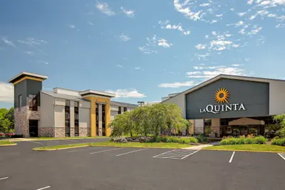 Photo 2 - La Quinta Inn & Suites by Wyndham Detroit Metro Airport