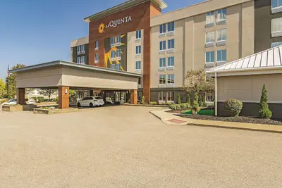 Photo 2 - La Quinta Inn & Suites by Wyndham Cleveland Airport West