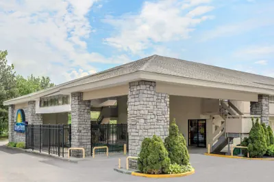 Photo 2 - Days Inn by Wyndham Columbus Fairgrounds