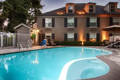 Photo 2 - Wingate by Wyndham Bellingham Heritage Inn