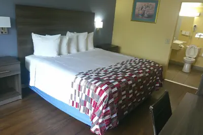 Photo 4 - Red Roof Inn Hampton Coliseum