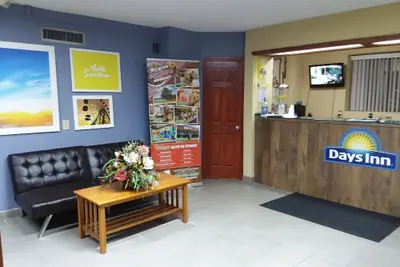 Photo 2 - Days Inn by Wyndham Byron