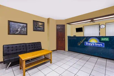 Photo 3 - Days Inn by Wyndham Byron
