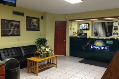 Photo 4 - Days Inn by Wyndham Byron