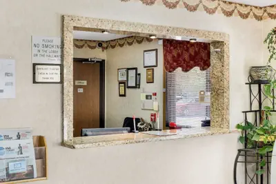 Photo 3 - Econo Lodge Grand Forks near University