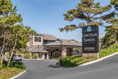 Photo 2 - Lincoln Sands Oceanfront Resort, an Ascend Collection Hotel