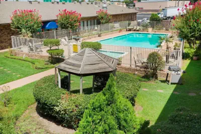 Photo 2 - OYO Hotel Tyler Lindale