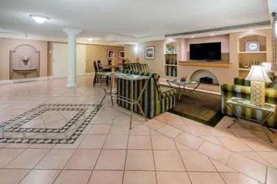 Photo 3 - La Quinta Inn & Suites by Wyndham Irvine Spectrum