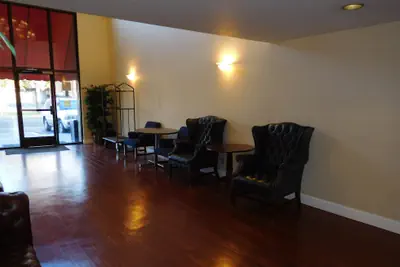 Photo 3 - University Square Hotel