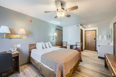 Photo 5 - Travelodge by Wyndham Longmont