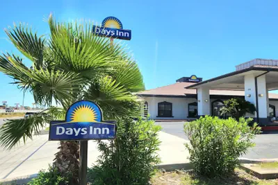 Photo 2 - Days Inn by Wyndham Portland/Corpus Christi