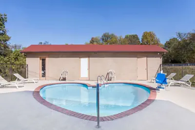 Photo 2 - Travelodge by Wyndham Clarksville