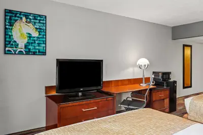 Photo 5 - Travelodge by Wyndham Bloomington