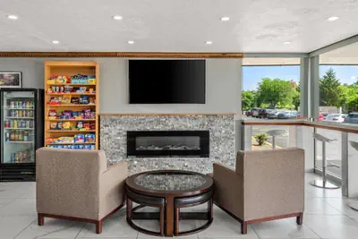 Photo 4 - Travelodge by Wyndham Bloomington