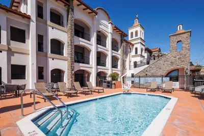Photo 2 - La Quinta Inn & Suites by Wyndham Santa Cruz