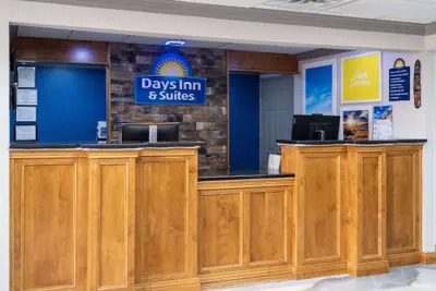Photo 4 - Days Inn & Suites by Wyndham Commerce