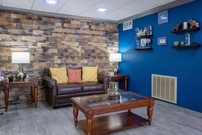 Photo 5 - Days Inn & Suites by Wyndham Commerce