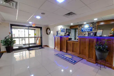 Photo 3 - Days Inn & Suites by Wyndham Commerce