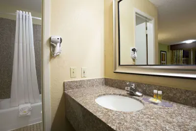 Photo 5 - Days Inn by Wyndham Dallas Irving