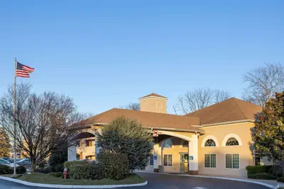 Photo 2 - Days Inn & Suites by Wyndham Cherry Hill - Philadelphia