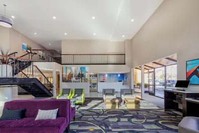 Photo 3 - La Quinta Inn & Suites by Wyndham Oakland - Hayward
