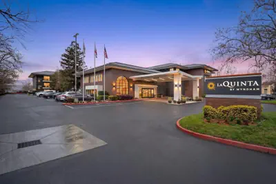 Photo 2 - La Quinta Inn & Suites by Wyndham Oakland - Hayward