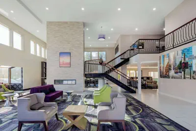 Photo 4 - La Quinta Inn & Suites by Wyndham Oakland - Hayward