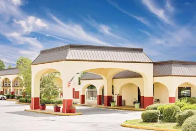 Photo 2 - Days Inn & Suites by Wyndham Starkville