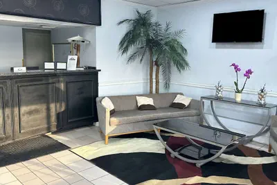 Photo 4 - Days Inn & Suites by Wyndham Jennings