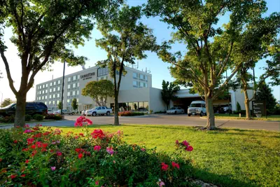 Photo 2 - DoubleTree by Hilton Hotel Wichita Airport