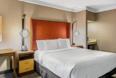 Photo 5 - La Quinta Inn & Suites by Wyndham San Francisco Airport N