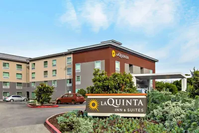 Photo 2 - La Quinta Inn & Suites by Wyndham San Francisco Airport N
